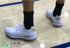 under armour curry 4 low低幫版白金配色上腳怎么樣？