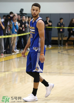 under armour curry 4 low低幫版白金配色上腳怎么樣？