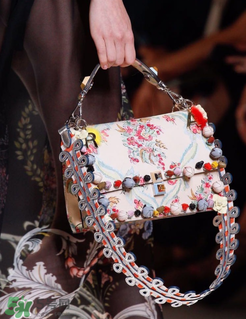 fendi kan i多少錢？芬迪kan i包包國(guó)內(nèi)專柜價(jià)格