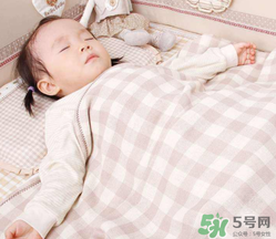 夏天寶寶發(fā)燒能開空調(diào)嗎？寶寶發(fā)燒能不能吹空調(diào)？