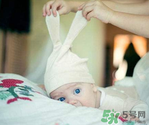 寶寶發(fā)燒是用熱毛巾還是冷毛巾敷？寶寶發(fā)燒用什么毛巾敷？