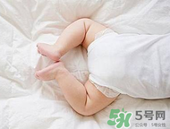 寶寶發(fā)燒是用熱毛巾還是冷毛巾敷？寶寶發(fā)燒用什么毛巾敷？