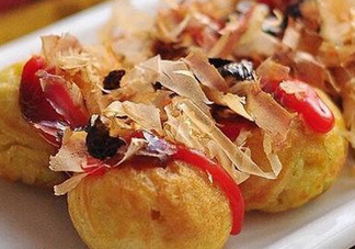 章魚燒是哪個(gè)國(guó)家的小吃？章魚燒上面的皮是什么
