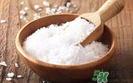 食鹽發(fā)藍(lán)怎么回事？食鹽中一般會添加什么食品添加劑