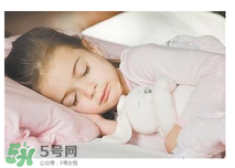 寶寶需要枕頭嗎？寶寶多大可以用枕頭？