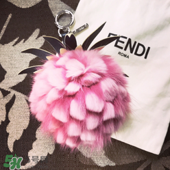 fendi小菠蘿毛球掛件多少錢？芬迪菠蘿毛球價(jià)格