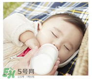 母乳寶寶要比喂奶粉的寶寶體質(zhì)好嗎 母乳比奶粉營養(yǎng)嗎？
