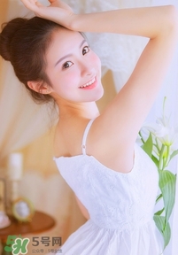 化完妝臉上出油是什么原因？化完妝臉上出油怎么辦？