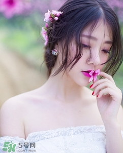 化完妝臉上出油是什么原因？化完妝臉上出油怎么辦？