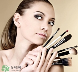 化妝后臉癢是怎么回事？化妝后臉癢怎么辦？