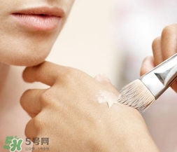 化妝后臉癢是怎么回事？化妝后臉癢怎么辦？