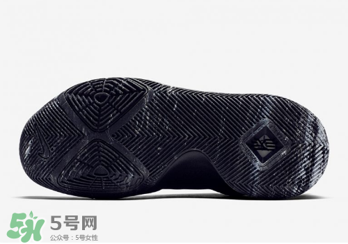 nike kyrie 3 triple black多少錢(qián)？耐克歐文3代純黑配色專柜價(jià)格