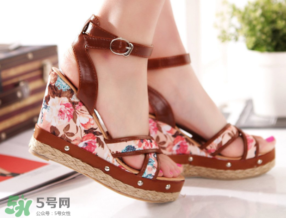 夏天穿涼鞋腳出汗怎么辦？夏天穿涼鞋腳臭怎么辦？