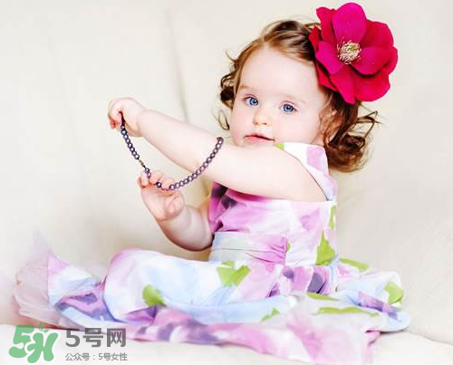 什么時(shí)候給寶寶剪指甲？寶寶多大可以剪指甲？