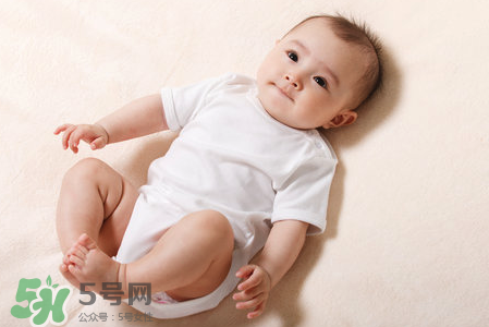母乳喂養(yǎng)胸部一大一小怎么辦？母乳喂養(yǎng)會導(dǎo)致胸不對稱嗎？