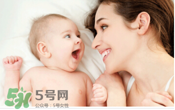 母乳喂養(yǎng)胸部一大一小怎么辦？母乳喂養(yǎng)會導(dǎo)致胸不對稱嗎？