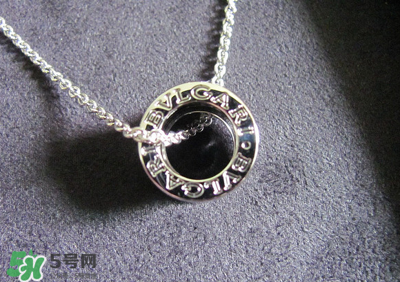 寶格麗小紅人項(xiàng)鏈?zhǔn)鞘裁床馁|(zhì)？寶格麗小紅人項(xiàng)鏈材質(zhì)介紹
