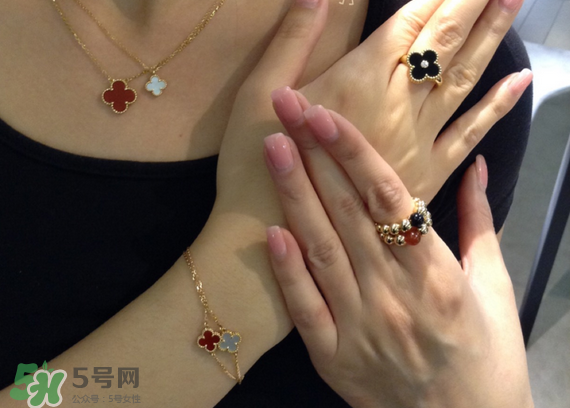 梵克雅寶四葉草項(xiàng)鏈?zhǔn)鞘裁床馁|(zhì)？四葉草項(xiàng)鏈材質(zhì)介紹