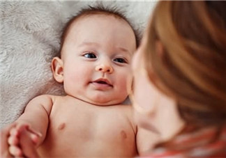 母乳喂養(yǎng)胸部一大一小怎么辦？母乳喂養(yǎng)會(huì)導(dǎo)致胸不對(duì)稱(chēng)嗎？