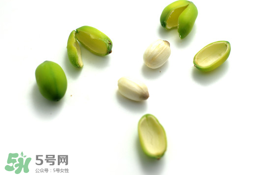 蓮蓬子中間的芯能吃嗎？蓮蓬子的功效與作用