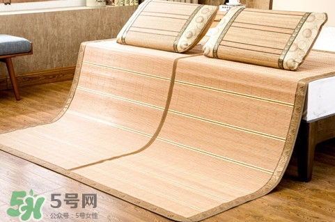 夏天擦涼席用熱水還是用冷水？涼席來年用時(shí)注意什么