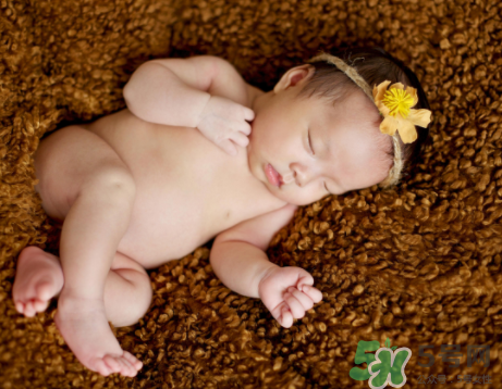 新生兒吃母乳一次吃多久？新生兒吃母乳一次十分鐘正常嗎？