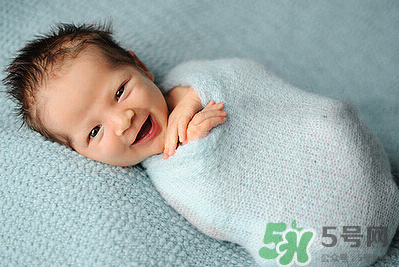 新生兒吃母乳一次吃多久？新生兒吃母乳一次十分鐘正常嗎？