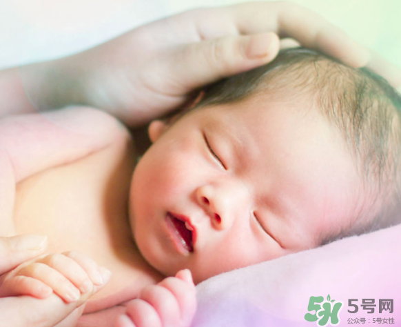 新生兒吃母乳一次吃多久？新生兒吃母乳一次十分鐘正常嗎？