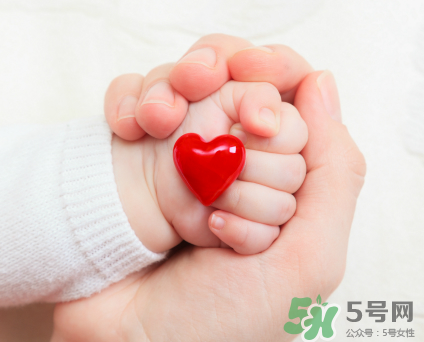 新生兒吃母乳需要喝水嗎？新生兒需不需要要喝水？