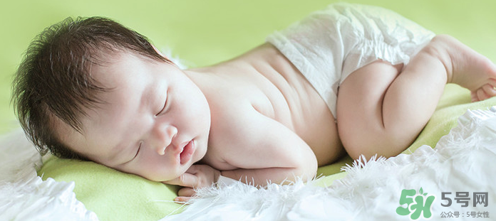 新生兒吃母乳需要喝水嗎？新生兒需不需要要喝水？