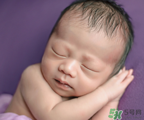 新生兒吃母乳拉稀是怎么回事？新生兒吃母乳拉稀怎么辦？
