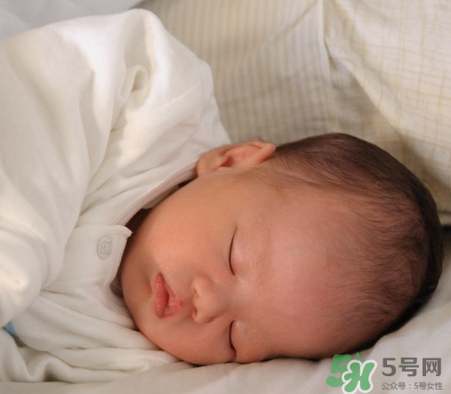 新生兒吃母乳拉稀是怎么回事？新生兒吃母乳拉稀怎么辦？
