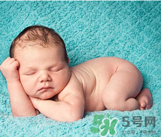 新生兒吃母乳拉奶瓣是怎么回事？新生兒吃母乳會拉奶瓣嗎？