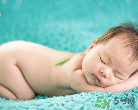 新生兒吃母乳拉奶瓣是怎么回事？新生兒吃母乳會拉奶瓣嗎？