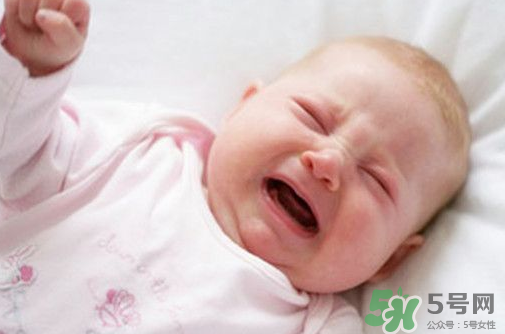 新生兒吃母乳拉奶瓣是怎么回事？新生兒吃母乳會拉奶瓣嗎？