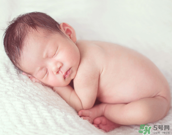 新生兒吃母乳拉奶瓣是怎么回事？新生兒吃母乳會拉奶瓣嗎？