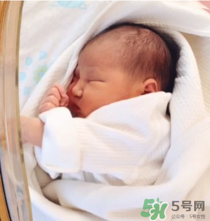 新生兒吃母乳會撐到嗎？新生兒吃母乳會吃撐嗎？