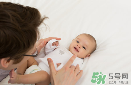 新生兒吃母乳放屁拉稀正常嗎？新生兒吃母乳拉黃水正常嗎？