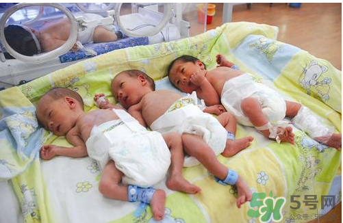 新生兒吃母乳放屁拉稀正常嗎？新生兒吃母乳拉黃水正常嗎？