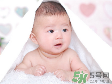 新生兒吃母乳放屁拉稀正常嗎？新生兒吃母乳拉黃水正常嗎？