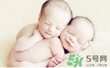 新生兒吃母乳放屁拉稀正常嗎？新生兒吃母乳拉黃水正常嗎？