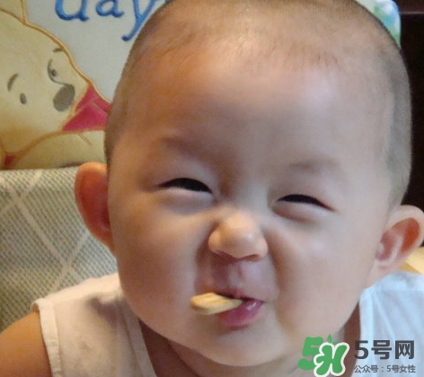 磨牙餅干幾個(gè)月寶寶能吃？磨牙餅干幾個(gè)月吃？
