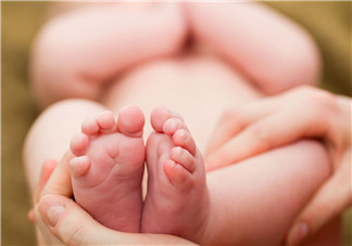 新生兒吃母乳拉奶瓣是怎么回事？新生兒吃母乳會(huì)拉奶瓣嗎？
