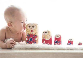 新生兒吃母乳放屁拉稀正常嗎？新生兒吃母乳拉黃水正常嗎？