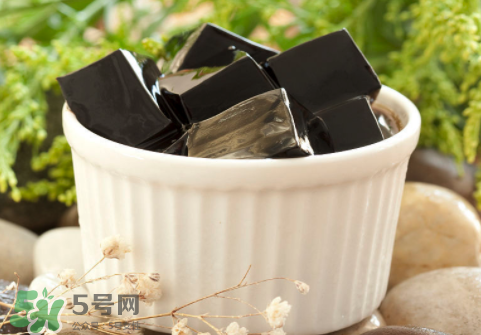 龜苓膏是烏龜做的嗎？龜苓膏是什么做的？