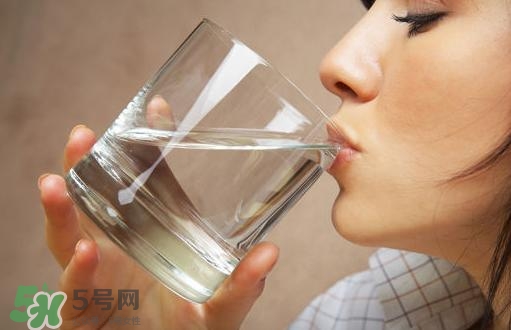 入伏喝什么水好？入伏喝熱水還是冷水？
