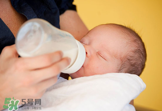 嬰兒吐奶和嘔吐的區(qū)別？怎么判斷嬰兒是吐奶還是嘔吐？