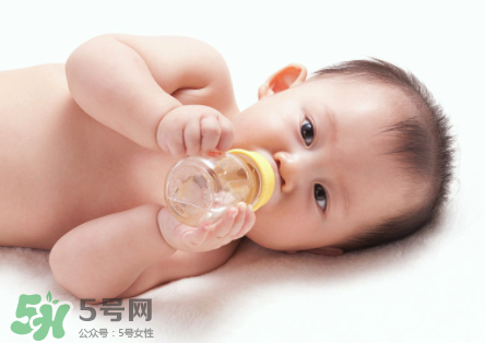 嬰兒吐奶和嘔吐的區(qū)別？怎么判斷嬰兒是吐奶還是嘔吐？