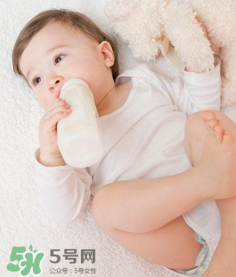 嬰兒吐奶和嘔吐的區(qū)別？怎么判斷嬰兒是吐奶還是嘔吐？