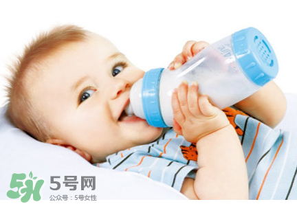 嬰兒吐奶和奶粉有關(guān)系嗎？嬰兒吐奶需要換奶粉嗎？